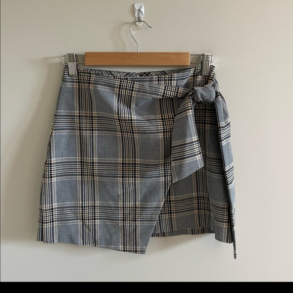Aritzia Plaid skirt - Picture 4 of 6